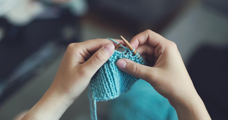Le retour du tailleur chez les jeunes femmes, la tendance qui bouscule le style
