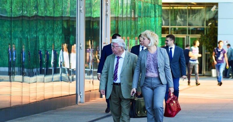 Le vêtement professionnel féminin en mutation : comment il redessine le pouvoir au bureau